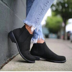Blundstone BL1977 Ankle Chelsea Boot in Black Nubuck